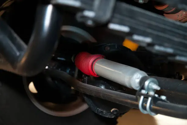 Cambiaste los bujes... Entonces, ¿por qué el ruido sordo? 5 errores de instalación casi